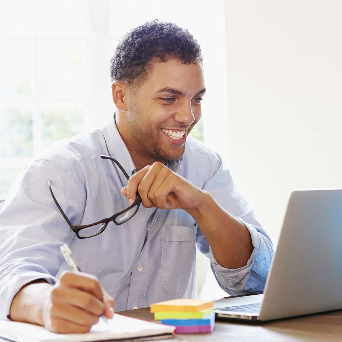 ebe39d37-happy-worker-at-computer_11b40ve0ve0ve07u00001o